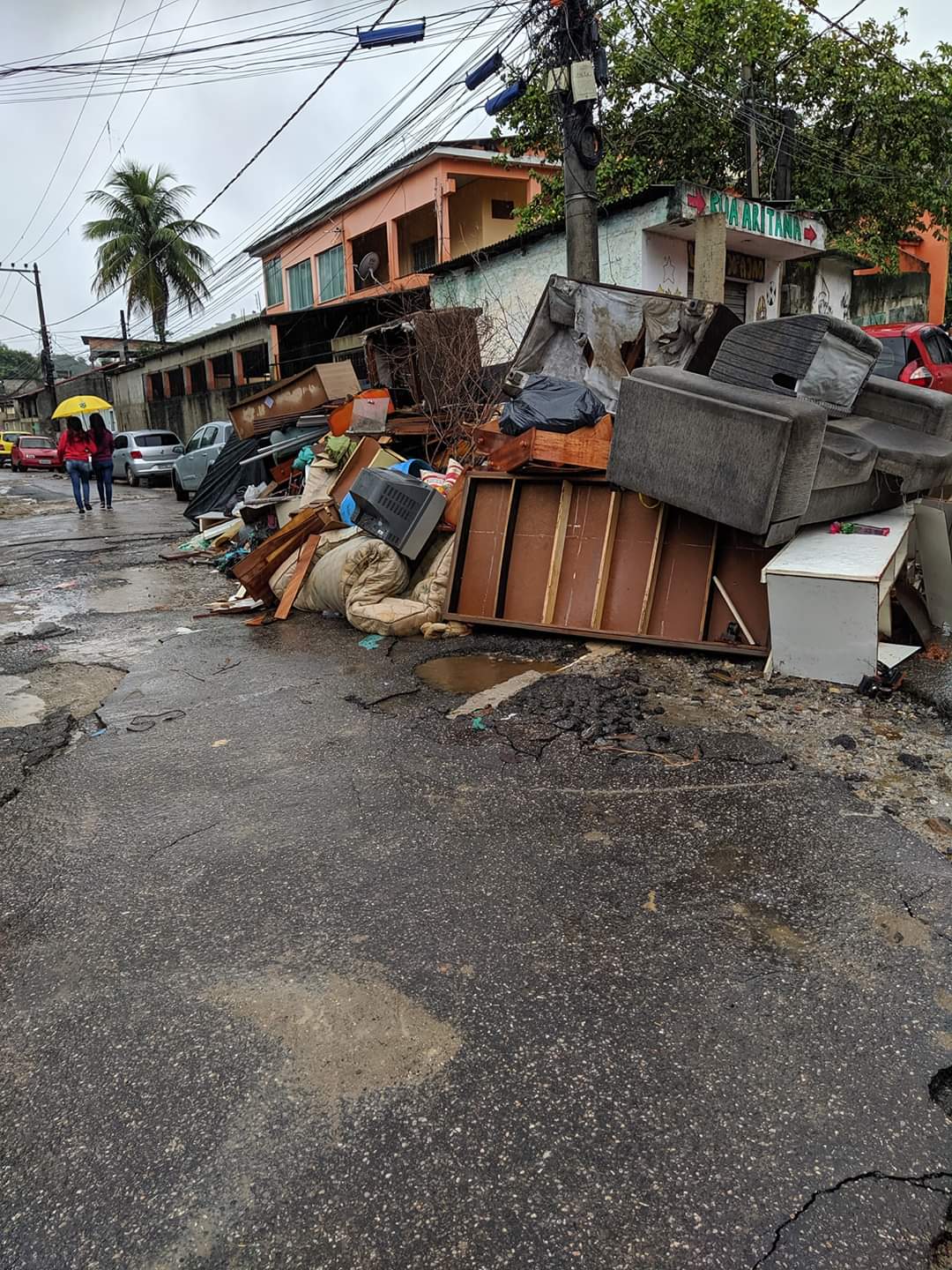 Moradores de Santíssimo  pedem ajuda por causa das chuvas