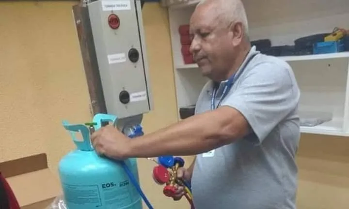 técnico de refrigeração viraliza  oferece consertos gratuitos de geladeira para quem foi afetado pelas enchentes no RJ