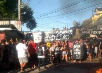 Moradores de um bairro na Zona Oeste protestam contra a demolição de imóveis