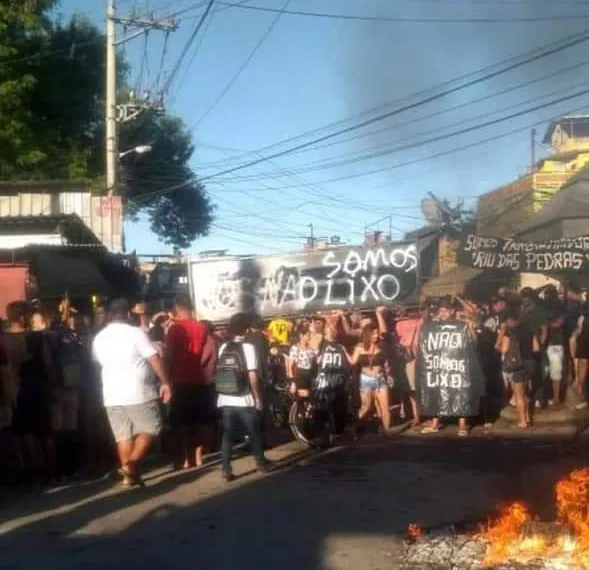 Moradores de um bairro na Zona Oeste protestam contra a demolição de imóveis