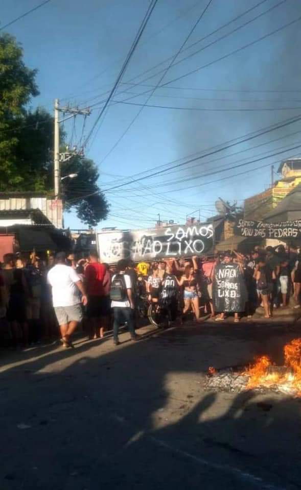 Moradores de um bairro na Zona Oeste protestam contra a demolição de imóveis
