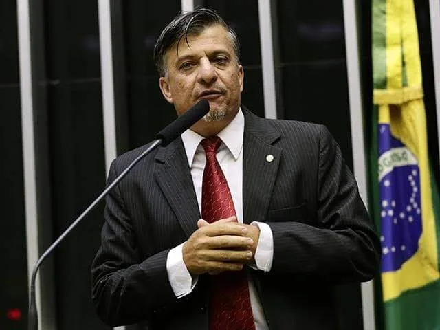 DEPUTADO PROPÕE QUE POLÍTICOS TENHAM AS MÃOS AMPUTADAS EM CASOS DE CORRUPÇÃO