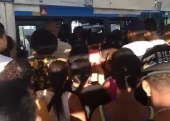 BRTs LOTADOS VÃO NA CONTRAMÃO DE RECOMENDAÇÃO PARA COMBATER CORONAVÍRUS NO RIO