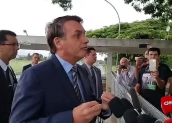 Bolsonaro defende isolamento vertical e sugere que país pode ‘sair da normalidade democrática