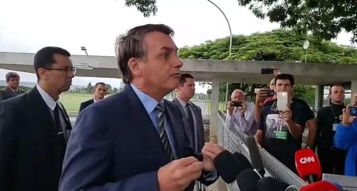 Bolsonaro defende isolamento vertical e sugere que país pode ‘sair da normalidade democrática