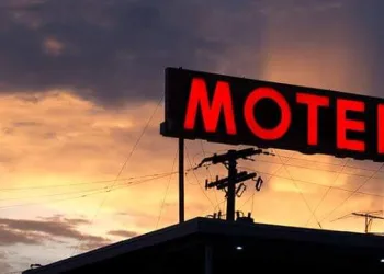 CLIENTE DESCOBRE CÂMERA EM MOTEL COM VÍDEOS DE DIVERSOS CASAIS