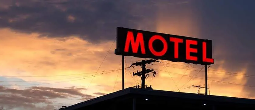 CLIENTE DESCOBRE CÂMERA EM MOTEL COM VÍDEOS DE DIVERSOS CASAIS