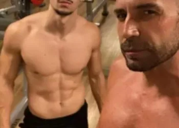 Cantor latino adota rapaz de 21 anos e causa polêmica
