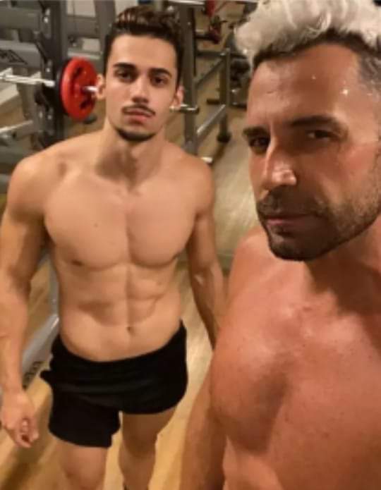 Cantor latino adota rapaz de 21 anos e causa polêmica