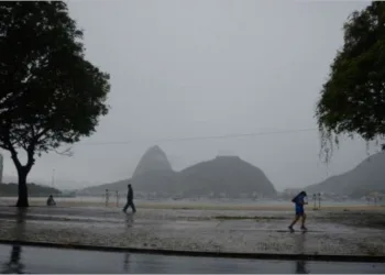 Rio de Janeiro tem risco de chuva forte nos próximos dias; vídeos mostram que cidade está um caos