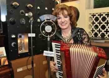 Morre no Rio a cantora Adelaide Chiozzo