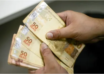 Dinheiro pode transmitir coronavírus e população fica em alerta
