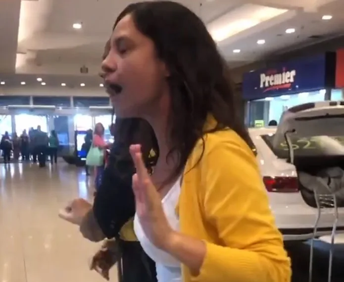 Mulher é presa acusada de ofensas racistas em shopping do Rio
