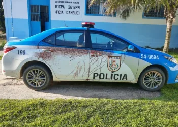 Homem ataca policial com facão e amassa viatura com barra de ferro no Rio