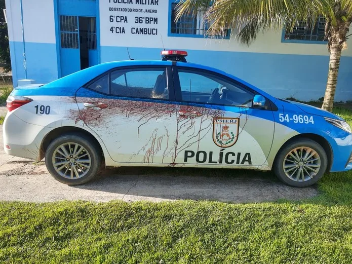 Homem ataca policial com facão e amassa viatura com barra de ferro no Rio