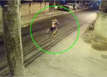 Vídeos mostram suspeito de ter sequestrado e abusado de Maria Eduarda , levando-a na garupa da bicicleta