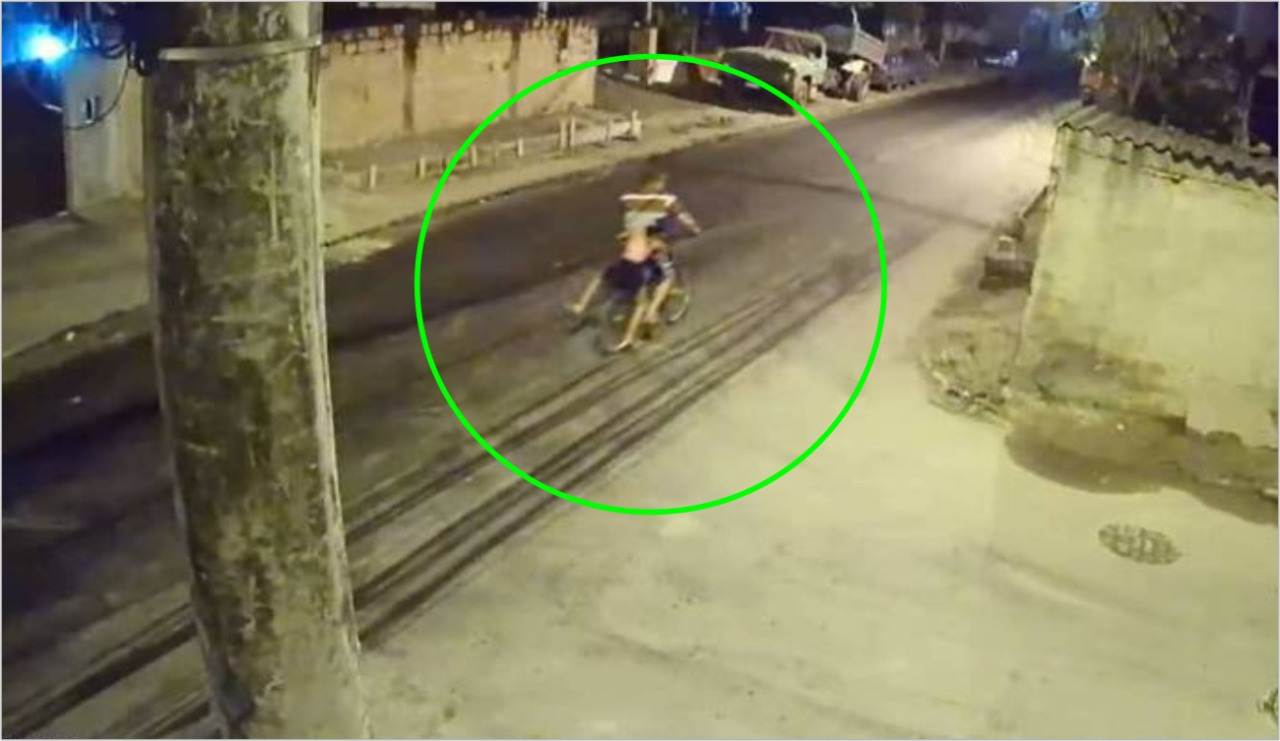 Vídeos mostram suspeito de ter sequestrado e abusado de Maria Eduarda , levando-a na garupa da bicicleta