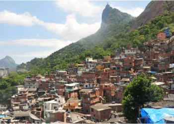 Coronavírus: traficantes e milicianos impõem toque de recolher em comunidades do Rio: ‘Ninguém sai’