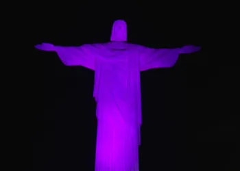 Cristo Redentor ganha iluminação lilás em homenagem ao Mês das Mulheres