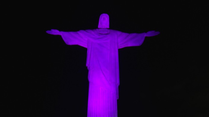 Cristo Redentor ganha iluminação lilás em homenagem ao Mês das Mulheres
