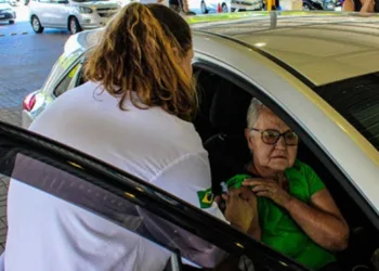 Prefeitura aumenta horário de vacinação ‘drive-thru’ no Rio