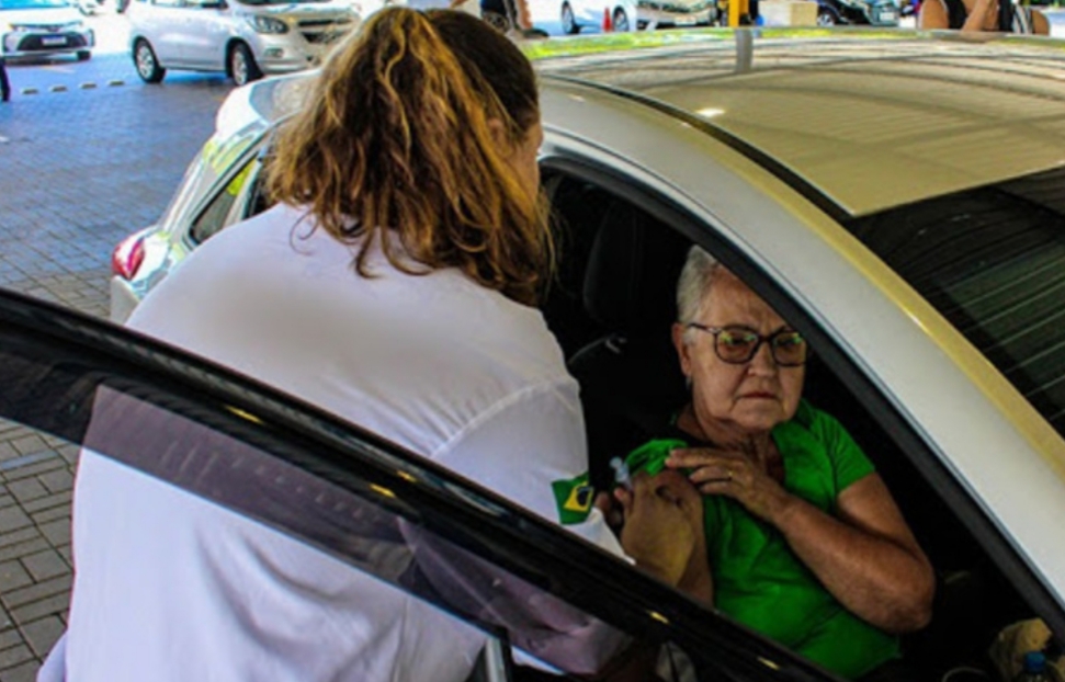 Prefeitura aumenta horário de vacinação ‘drive-thru’ no Rio