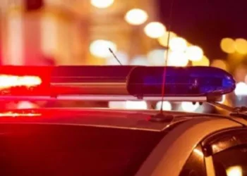Casal é preso por torturar a filha de 3 anos por 6 meses; ela teve dentes e o braço quebrados