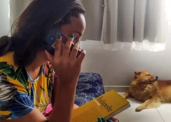 CONTADORES DE HISTÓRIAS POR TELEFONE AMENIZAM ISOLAMENTO DE IDOSOS DURANTE A QUARENTENA