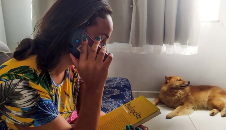 CONTADORES DE HISTÓRIAS POR TELEFONE AMENIZAM ISOLAMENTO DE IDOSOS DURANTE A QUARENTENA