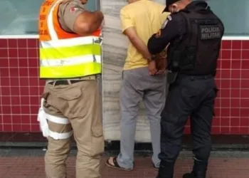 Fim dos tempos!! Filho esfaqueia pai e é preso em flagrante