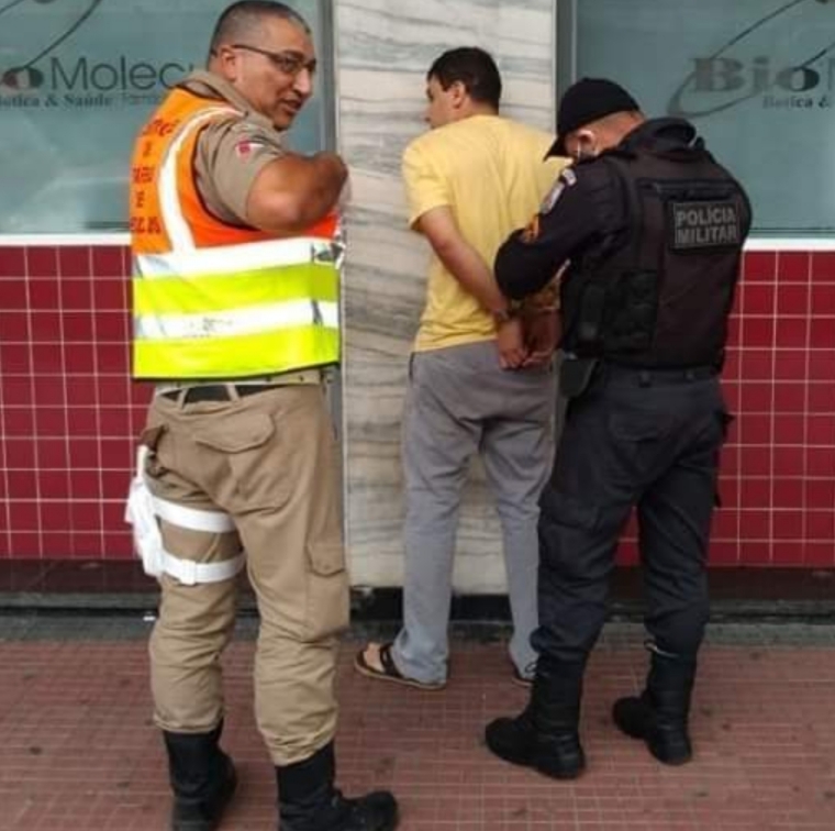 Fim dos tempos!! Filho esfaqueia pai e é preso em flagrante