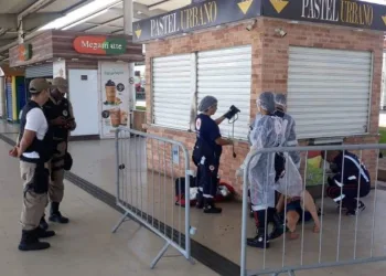 HOMEM PASSAL COM SUSPEITA DE COVID-19 EM TERMINAL DE ÔNIBUS NA ZONA OESTE