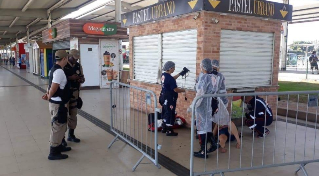 HOMEM PASSAL COM SUSPEITA DE COVID-19 EM TERMINAL DE ÔNIBUS NA ZONA OESTE