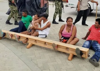 NA COLÔMBIA, CIDADÃOS SÃO PRESOS PELOS PÉS POR DESRESPEITO À QUARENTENA