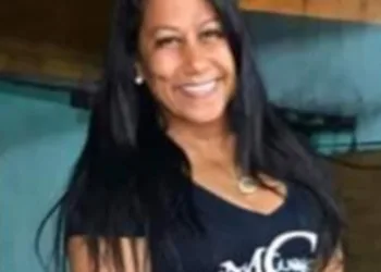 Mulher é assassinada na porta da igreja no Rio