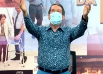 Vídeo: pastor R.R. Soares usa máscara para ensinar oração que pode expulsar o coronavírus