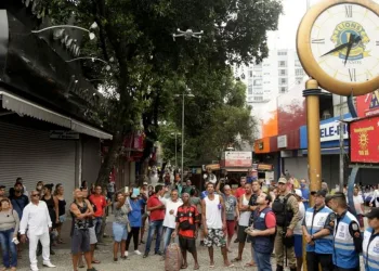 Drone que pede a cariocas que evitem aglomerações reúne curiosos em Campo Grande