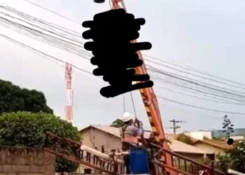 HOMEM FICA PENDURADO EM ESCADA, APÓS SOFRER CHOQUE ELÉTRICO NO RJ