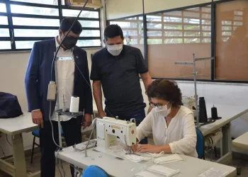 Alunos e professores da Rede Faetec se unem na confecção de quatro mil máscaras por semana na prevenção ao Coronavírus