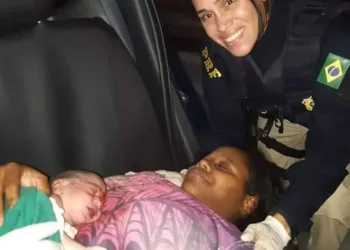 GRÁVIDA ENTRA EM TRABALHO DE PARTO E BEBÊ NASCE DENTRO DA VIATURA DA PRF NA RIO SANTOS