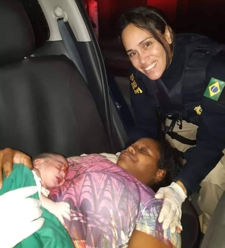 GRÁVIDA ENTRA EM TRABALHO DE PARTO E BEBÊ NASCE DENTRO DA VIATURA DA PRF NA RIO SANTOS
