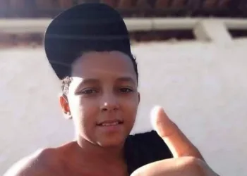 Criança é morta por tiro de pistola em brincadeira de traficante no Rio