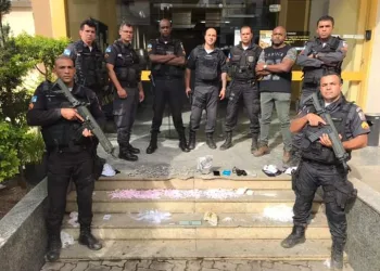 POLICIAIS DO 38º BPM RECUPERAM CARRO ROUBADO E PRENDEM CRIMINOSO POR TRÁFICO DE DROGAS NO RIO