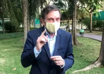 Crivella anuncia que vai manter fechadas atividades consideradas essenciais por Bolsonaro