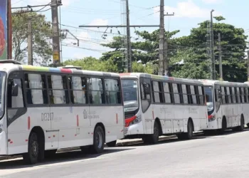 Crise financeira em empresa de ônibus deixa passageiros da Zona Oeste a pé