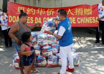 Comunidade chinesa no Rio doa 2 mil cestas para a prefeitura