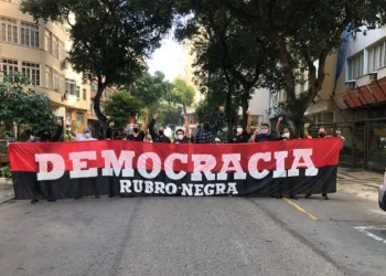 Torcedores do Flamengo vão às ruas com faixas pró-democracia