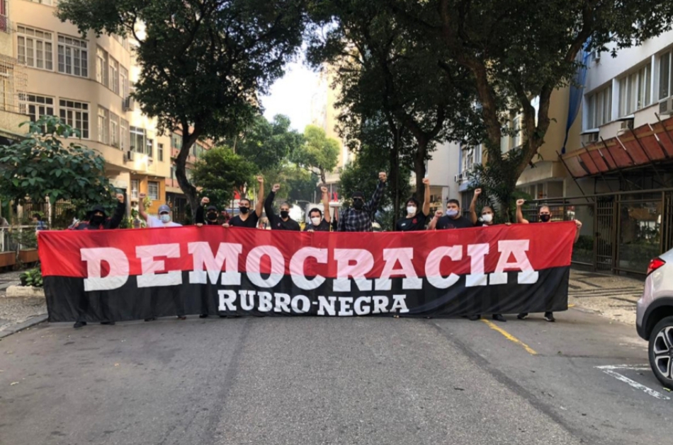 Torcedores do Flamengo vão às ruas com faixas pró-democracia