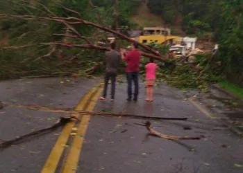 TEMPESTADE SEVERA CAUSA DESTRUIÇÃO EM CIDADE NO MUNICÍPIO DO RJ