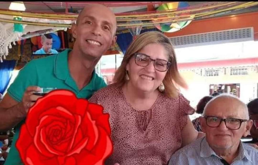 Idoso que continuou com bar aberto durante a quarentena e seus dois filhos morrem de Covid no Rio .